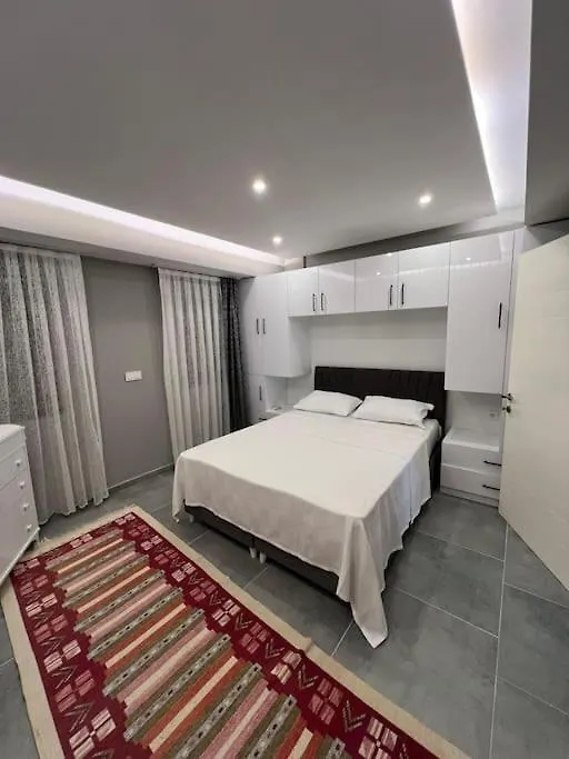 Oezel Havuzlu Villa Ruezgar Kusadasi