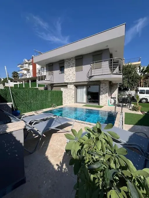 Oezel Havuzlu Villa Ruezgar Kusadasi