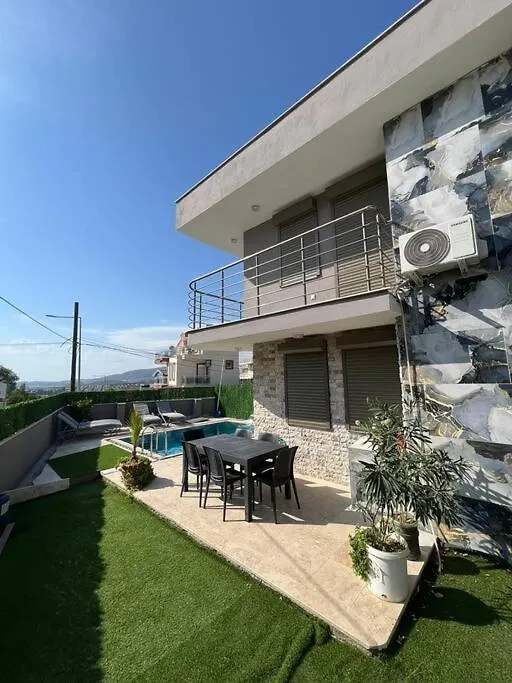 Oezel Havuzlu Villa Ruezgar Kusadasi