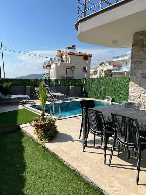 Oezel Havuzlu Villa Ruezgar Kusadası
