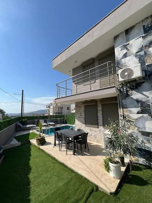 Oezel Havuzlu Villa Ruezgar Kusadası