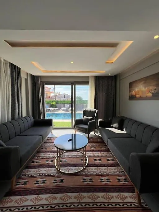 Oezel Havuzlu Villa Ruezgar Kusadası