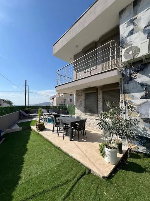 Oezel Havuzlu Villa Ruezgar Kusadası
