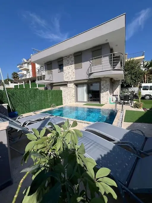 Oezel Havuzlu Villa Ruezgar Kusadasi